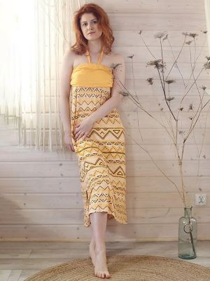 На картинке изображено - Женское жёлтое летнее платье / сарафан из вискозы с геометрическим узором и завязками на шее Key LHD 960 1 A21 | фото 1