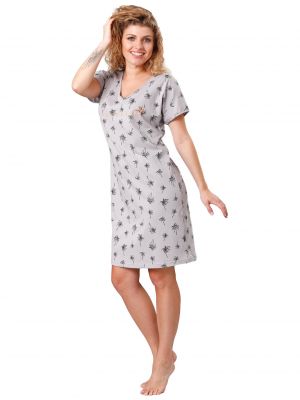 На картинке изображено - Удлинённая женская хлопковая ночная сорочка / домашнее платье с узором пальмы Leveza Isilda 1154 | фото 1