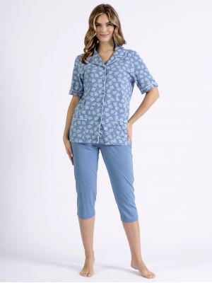 На картинке изображено - Практичная пижама для женщин / домашний хлопковый комплект: узорчатая кофта с застёжкой на пуговицы и однотонные штаны Leveza Azalia 1450 | фото 1