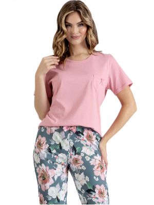 На картинке изображено - Пижама женская хлопковая / домашний комплект для уютных вечеров: розовая футболка с карманом на груди и штаны с цветочным узором Leveza Lita 1457 | фото 1