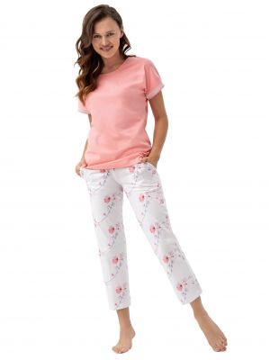 На картинці зображено - Елегантна піжама для жінок з якісної бавовни/домашній комплект: однотонна футболка з мереживним декором та білі штани з кишенями та квітковим принтом Luna 667 | фото 1