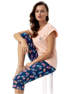 На картинці зображено - Жіноча бавовняна піжама Luna 687, що складається з блузки лососевого (або блакитного) кольору та штанів з яскравим листям гінкго | фото 1