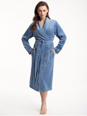 На картинке изображено - Женский длинный халат из тёплого бархата с шалевым воротником Luna 371 | фото 1