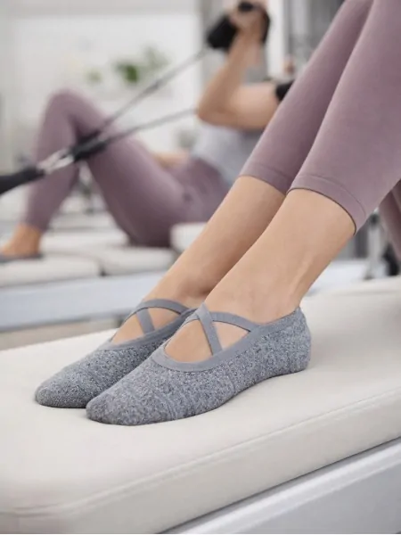 На картинці зображено - Жіночі балетки Ysabel Mora 12995 Yoga & Pilates - силіконові виступи на підошві | фото 1